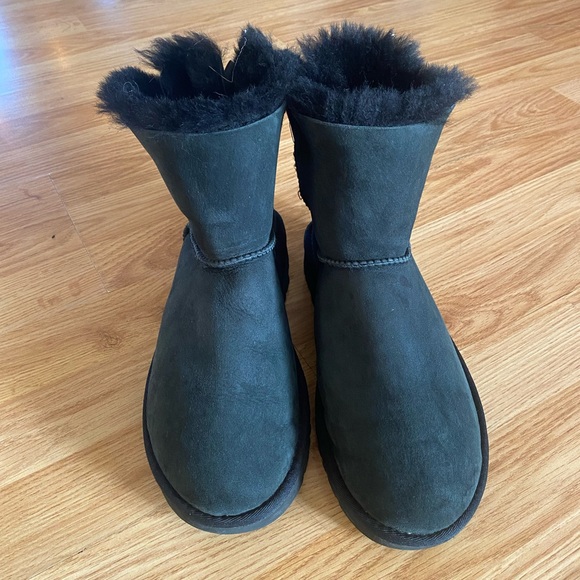 UGG Shoes - EUC Bailey Bow tie Uggs - Size 8